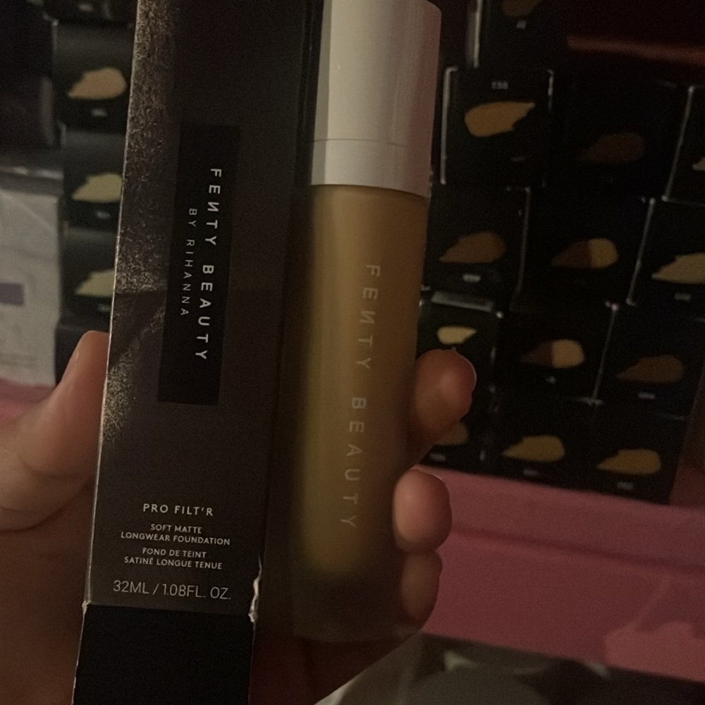 Fenty beauty pro Filt’r soft matte long wear foundation - Picture 3 of 3